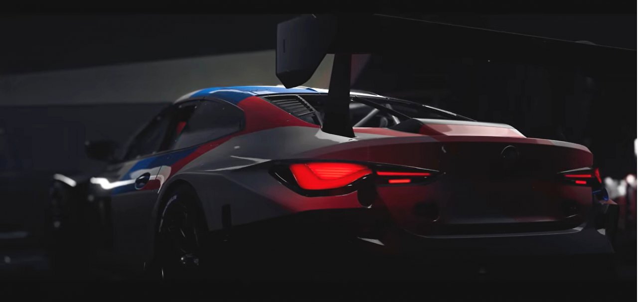 Ein BMW M4 GT3 von hinten