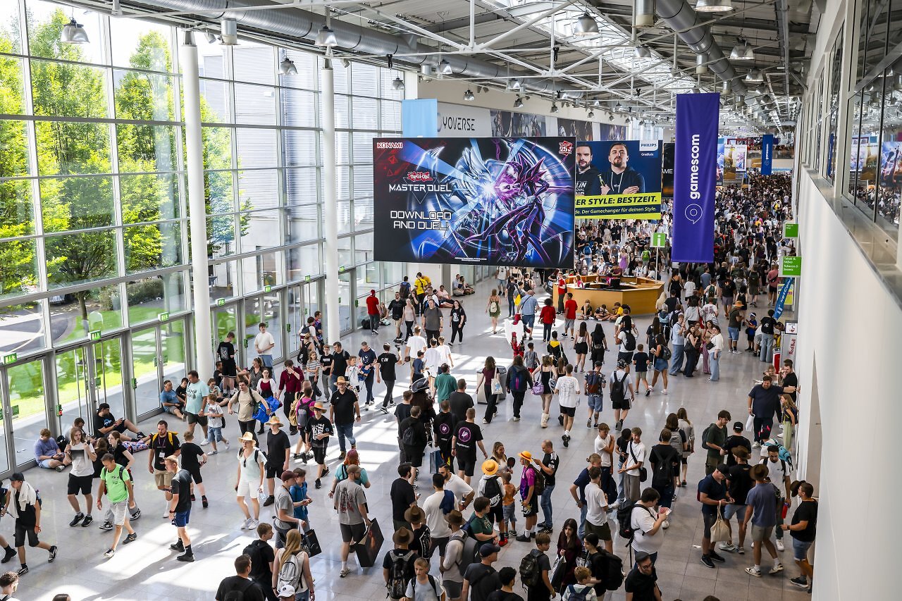 Überblick über einen Gang voller Menschen bei der Gamescom