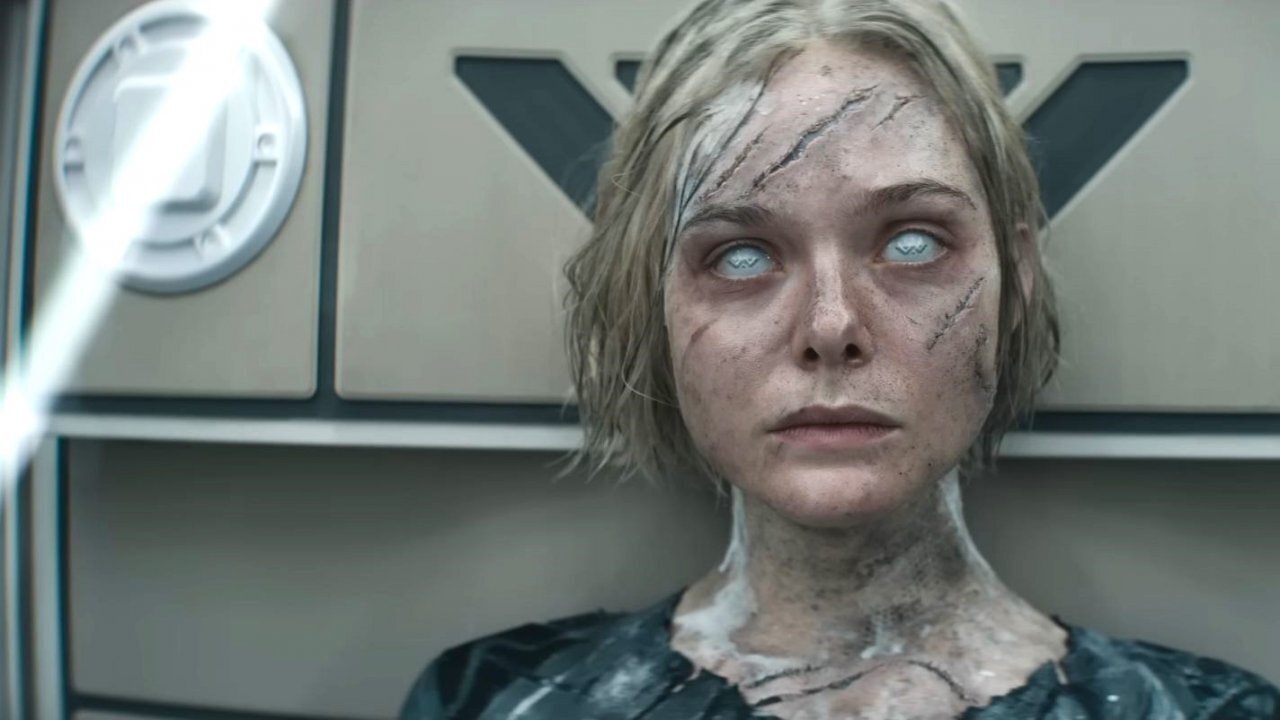Elle Fanning als Synth in Predator: Badlands