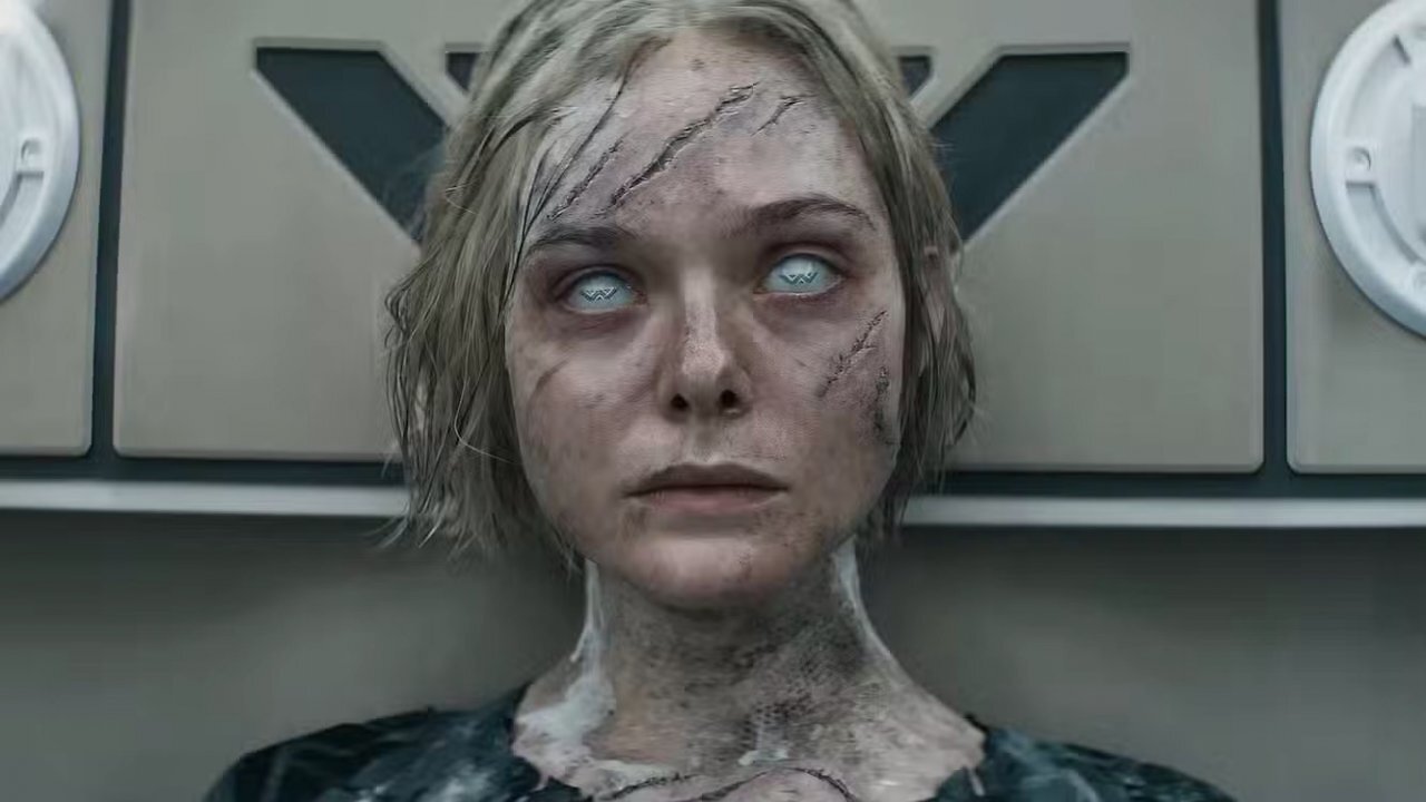Elle Fanning als Android in Predator: Badlands