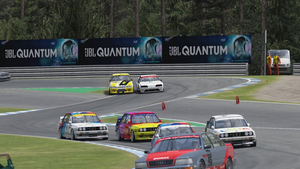 [15/08/2025] Klassisch geht es hin und wieder in RaceRoom Racing Experience zu. Mit den Fahrzeugen der DTM-Saison 1992 brettern wir sogar über das alte Layout des Hockenheimrings.