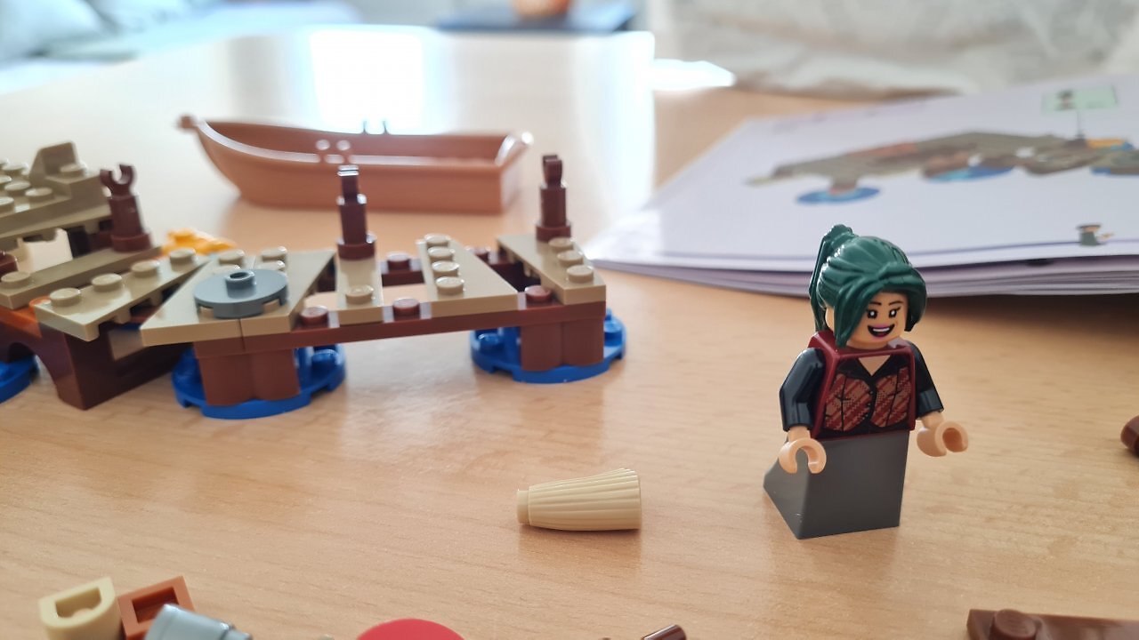 Ein Lego One Piece-Set auf einem Tisch