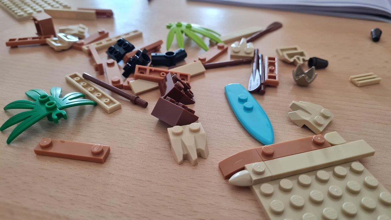 Ein Lego One Piece-Set auf einem Tisch