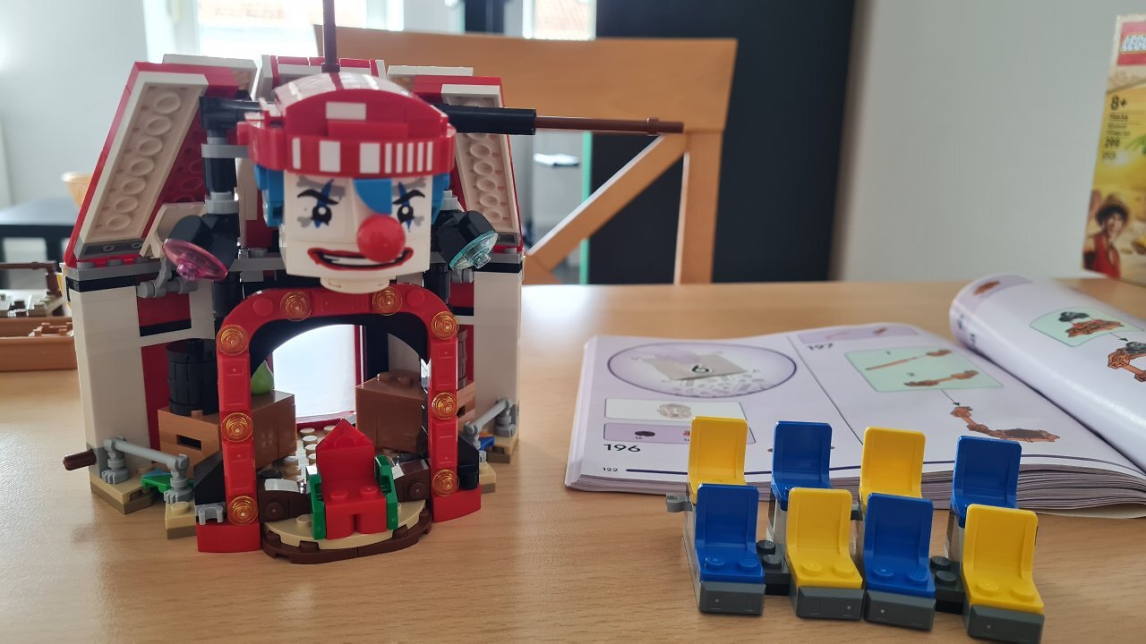Ein Lego One Piece-Set auf einem Tisch