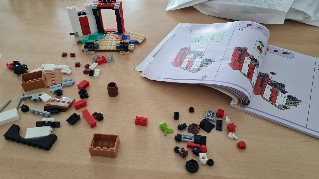 Ein Lego One Piece-Set auf einem Tisch