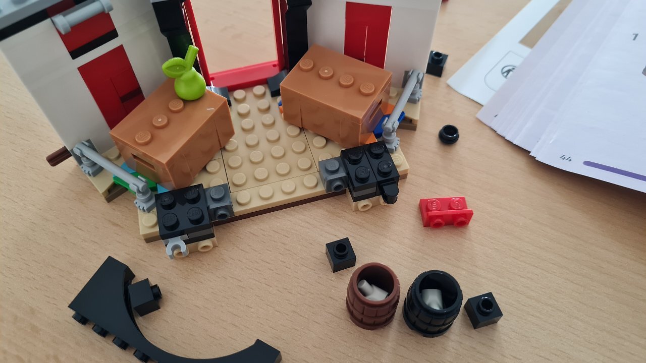 Ein Lego One Piece-Set auf einem Tisch