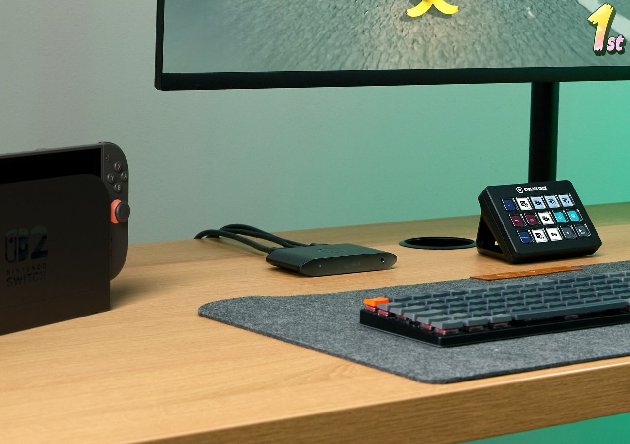Auch auf dem Schreibtisch macht die Elgato Game Capture 4K S eine gute Figur und nimmt wenig Platz weg.