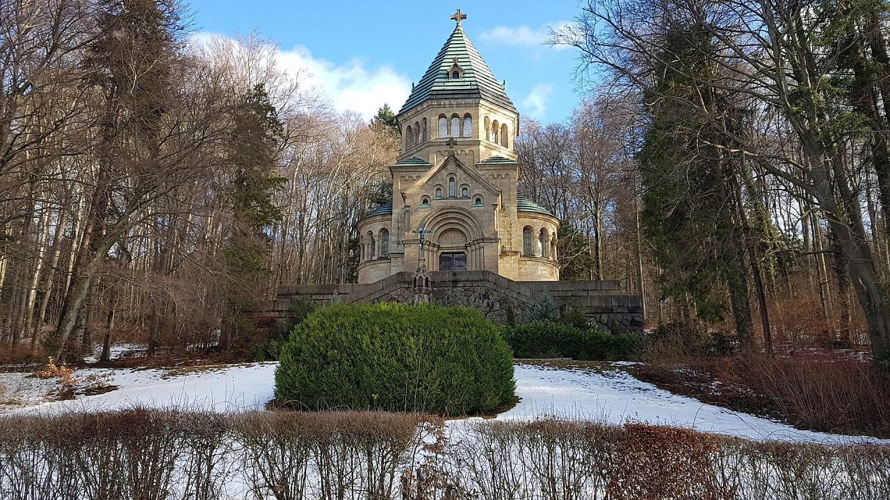 [13/10/2025] König Ludwig II. starb Am 13. Juni 1886 unter ungeklärten Umständen. Nur vier Jahre später war die Votivkapelle fertig gebaut.&nbsp;