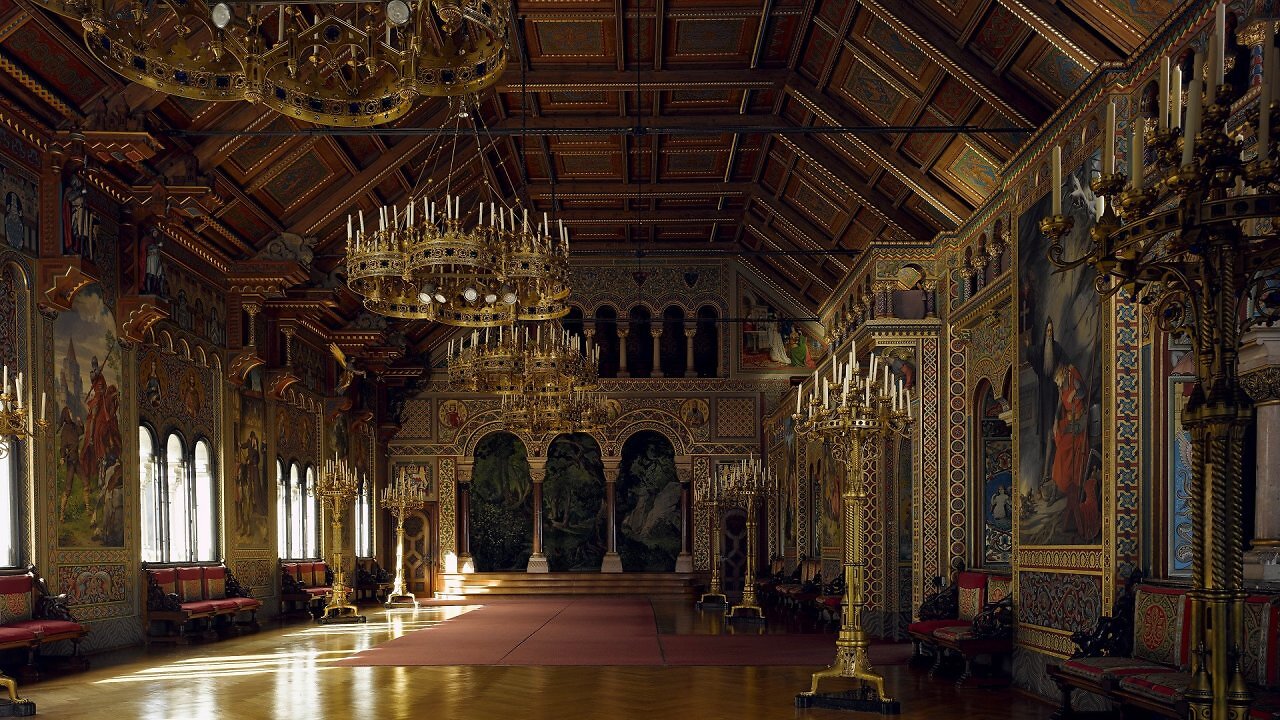 [13/10/2025] Touristen fragen in Schloss Neuschwanstein häufig nach Geheimverstecken. Spoiler: Es gibt keine.&nbsp;