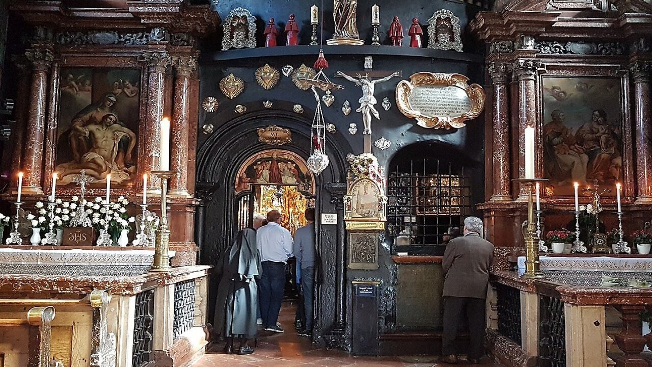 [13/10/2025] Auch im Langhaus der Altöttinger Gnadenkapelle finden sich zahlreiche Votivgaben von dankbaren Wallfahrern.&nbsp;