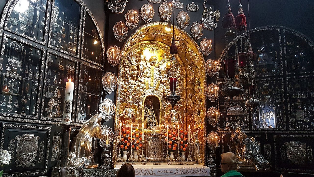 [13/10/2025] Die berühmte Schwarze Madonna im Zentralbau trägt seit 2006 den Siegelring des deutschen Papstes Benedikt XVI.&nbsp;