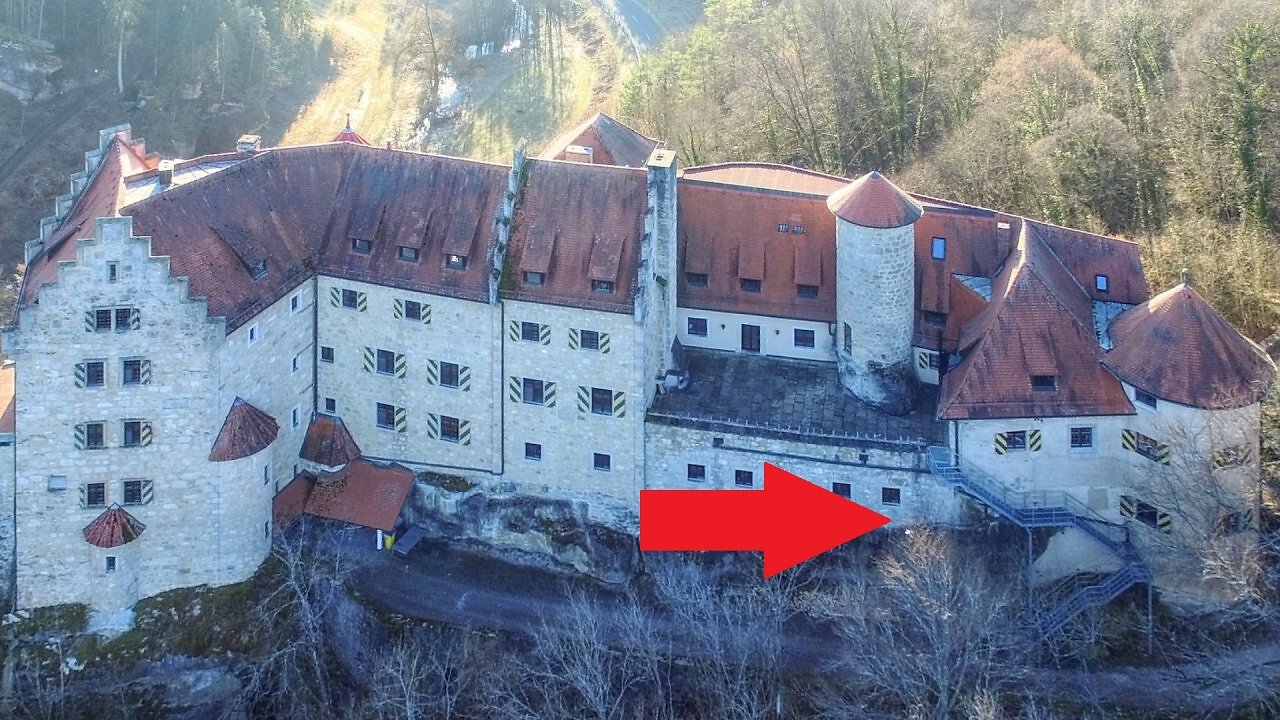 [13/10/2025] In der Realität gibt’s auf dieser Seite von Burg Rabenstein weder eine Geheimtür noch eine Hecke, sondern eine Feuertreppe.