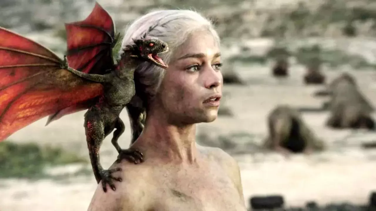 Emilia Clarke mit Baby-Drachen in Game of Thrones