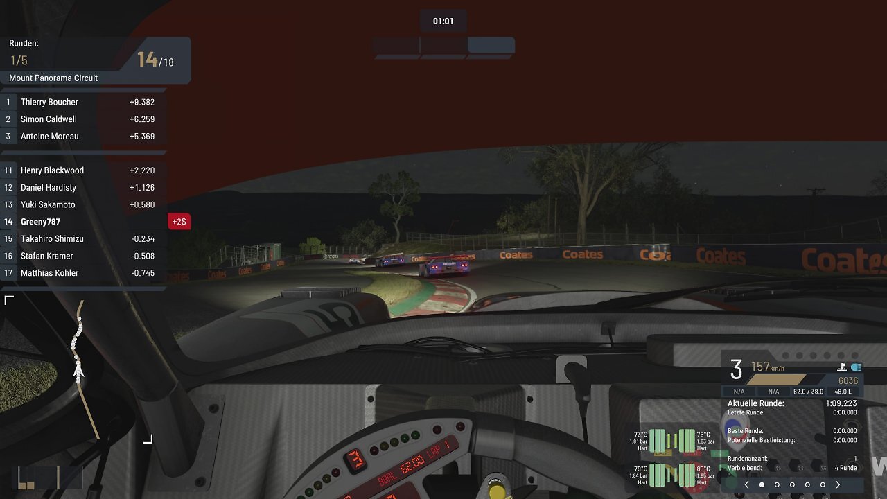 [25/11/2025] In Project Motor Racing gibt's auch variable Bedingungen. Wir können sowohl vom Tag in die Nacht als auch vom Sonnenschein in den nächsten Regenschauer fahren.