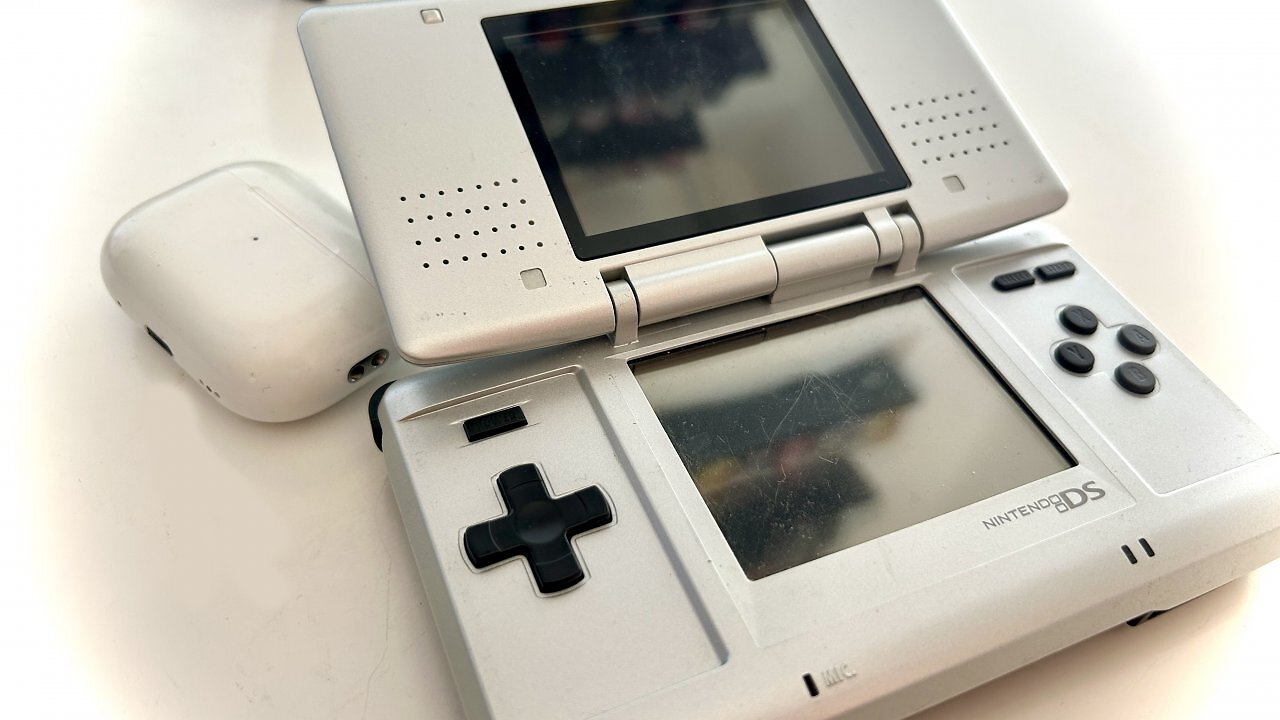 Ein Nintendo DS im ursprünglichen Design.