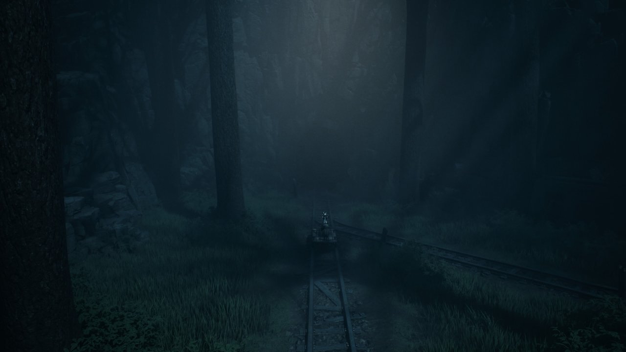 Junge und Mädchen stehen auf einer Draisine, bevor die Schine in einen Tunnel führt.