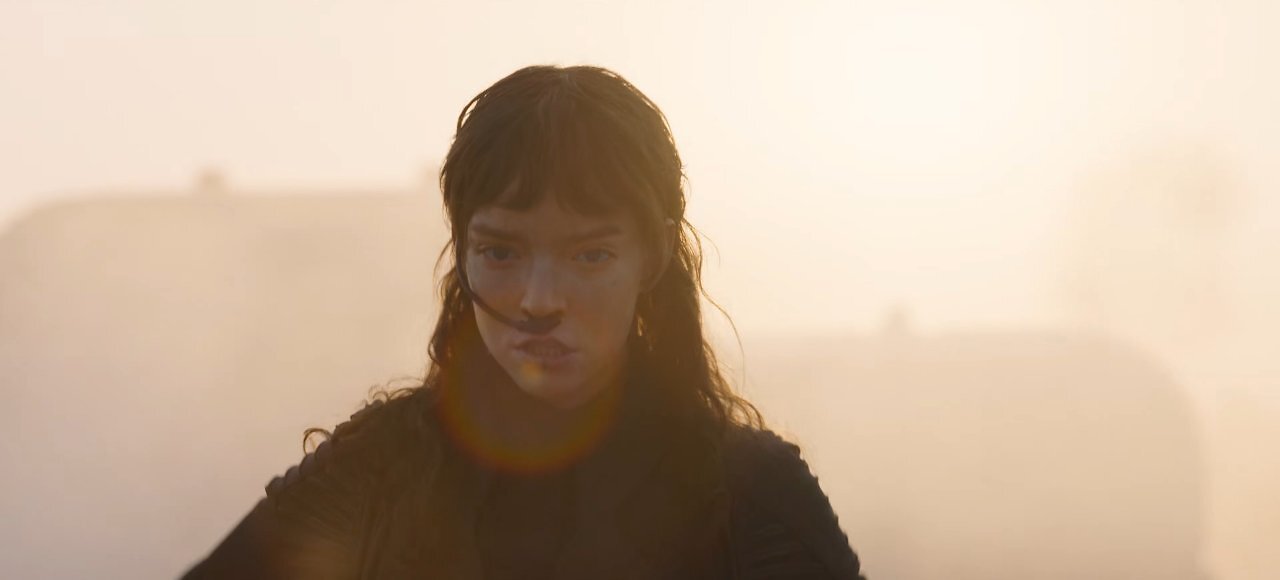 [18/03/2026] Für die Filmumsetzung hat Denis Vielleneuve einige Abläufe und Figuren umgeschrieben. In Dune: Part Two betraf das vor allem Alia (Anya Taylor-Joy), die erst im dritten Film aktiv mitmischen darf.
