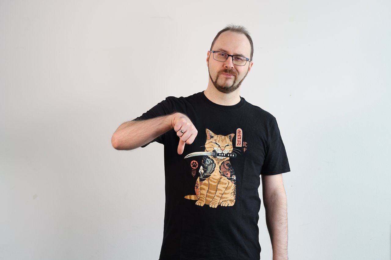 [20/05/2026] Von MMORPGs habe ich immer ganz bewusst die Finger gelassen, weil ich mir ganz genau des Risikos bewusst bin, in einem zu versumpfen. Ich hatte gegen Ende meiner Schulzeit und während meines Studiums eine Phase, die mir das schon sehr ähnlich aufgezeigt hat. Damals habe ich Browser Games wie Travian gespielt, und zwar mit allem Pipapo. Also auch in einer Gilde und mit Verantwortung darin. Das hat letztendlich alles so viel Zeit gefressen, dass ich mich nach ein paar Jahren komplett davon gelöst habe. Man könnte also sagen, ich spiele MMORPGs aus Selbstschutz nicht. (Viktor Eippert)