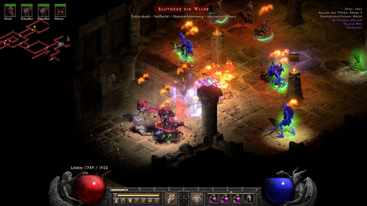 Screenshot aus Diablo 2 Resurrected zeigt den Bosskampf gegen Bluthexe die Wilde in Ebene 3 der Hallen der Toten auf dem Schwierigkeitsgrad Hölle. Im Hintergrund steht die verzierte Truhe, die den Horadrimwürfel enthält.