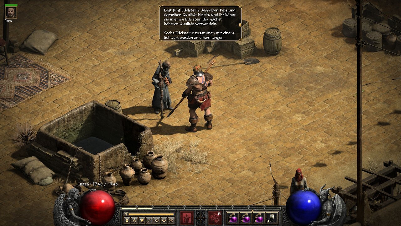 Gameplay-Screenshot aus Diablo 2 Resurrected zeigt ein Gespräch mit Deckard Cain in der Wüstenstadt Lut Gholein. Ein Textfenster erklärt vage grundlegende Rezepte des Horadrimwürfels wie das Aufwerten von Edelsteinen.