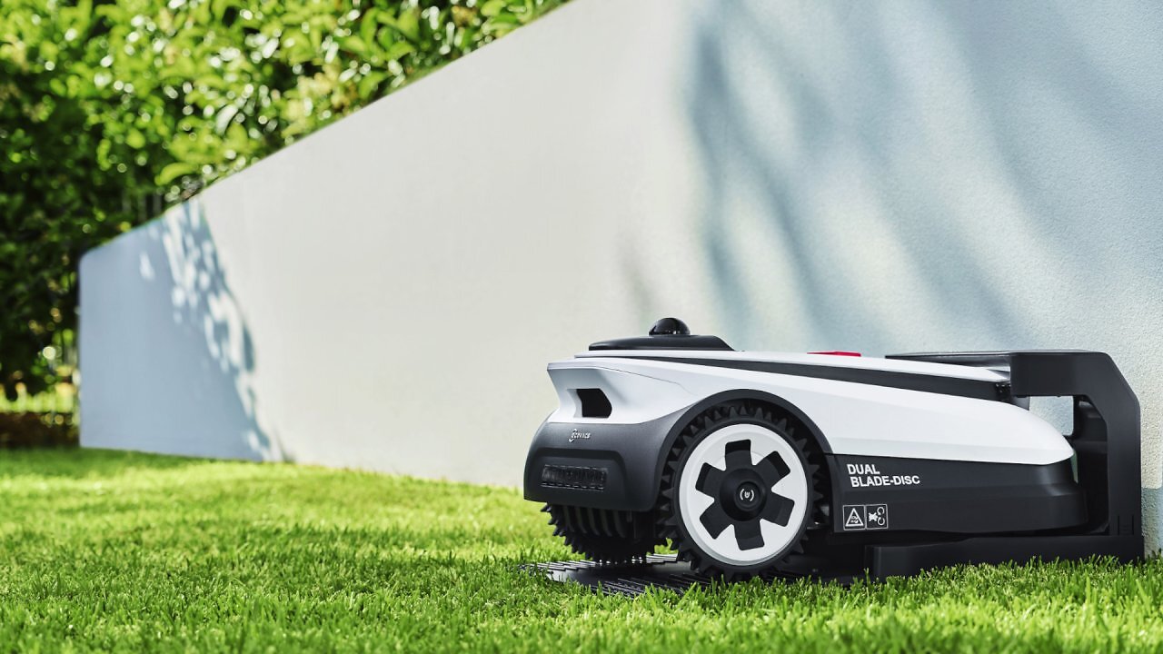 Ein Mähroboter bei der Arbeit