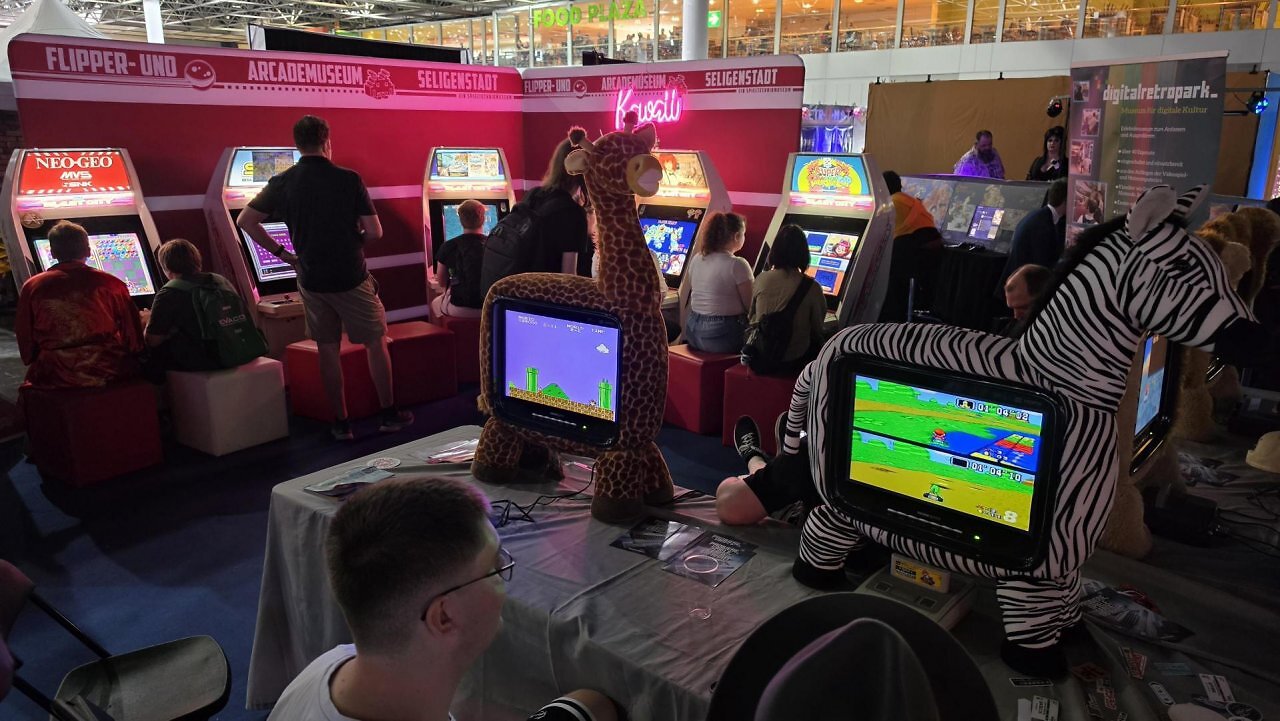 [03/06/2026] In der Gaming Halle gab es auch einen Retrobereich. Neben alten Spielkonsolen konnte man hier auch an Arcade Automaten zocken.