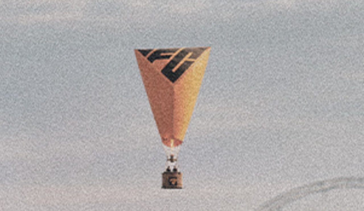 [23/07/2026] Diogo Jota - Ein Heißluftballon erinnert an die nach ihm benannte FC Pro World Championship Trophy.