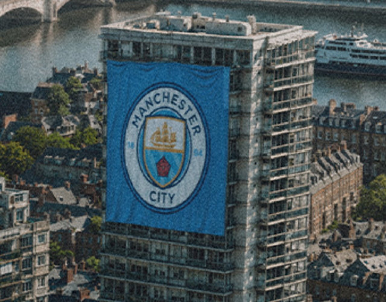 [23/07/2026] Manchester City - Eine Vereinsflagge trägt das Logo des Klubs.