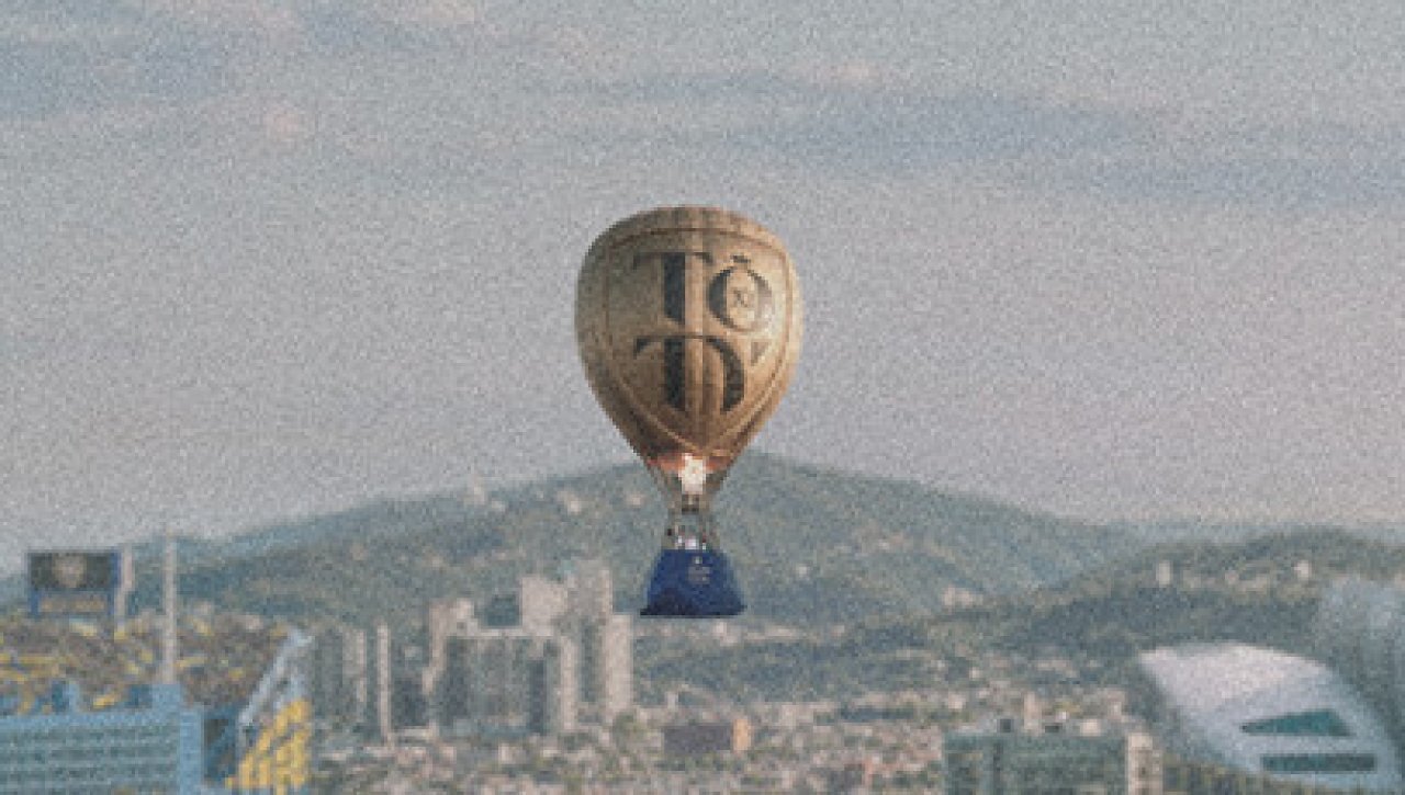 [23/07/2026] Team of the Year - Ein Heißluftballon trägt die bekannte TOTY-Trophäe.