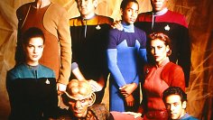 Das Foto des DS9-Casts aus Staffel 1, das im Kunstunterricht kursierte