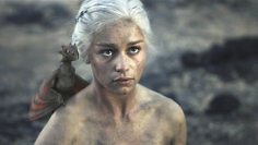 Emilia Clarke als Daenerys, jüngste Tochter des irren Königs Aerys II Targaryen
