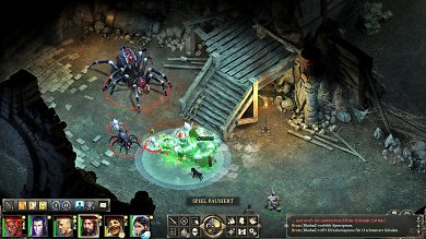 Auf diesem Bild geht es ebenfalls gegen die arachnide Herrscherin, nur seht ihr hier das Interface der PC-Version. Man sieht: Hier wurde von den Entwicklern sinnvoll und überlegt angepasst.