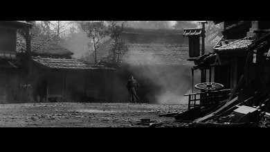 In Yojimbo wird viel mit natürlicher Bewegung im Hintergrund gearbeitet. Hier wird zum Beispiel kurz vor einem Aufeinandertreffen Staub eingeblasen um die Spannung zu erhöhen. (Yojimbo)