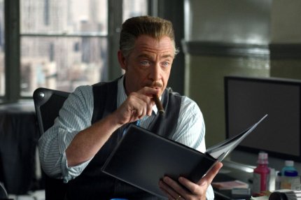 Der grandiose J.K. Simmons (hier in Sam Raimis Spider-Man) kehrt in seine Paraderolle des J. Jonah Jameson zurück!