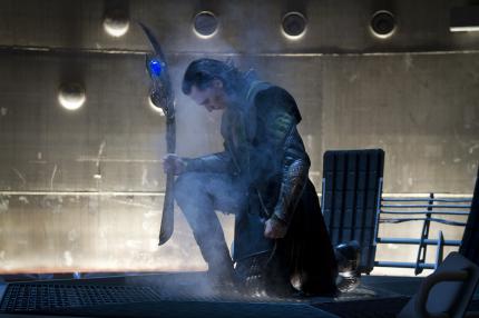 Im ersten Avengers-Film erhielt Loki von Thanos ein mächtiges Zepter, das in Wahrheit den Mind Stone enthielt. Es wurde später dazu verwendet, Vision zum Leben zu erwecken.