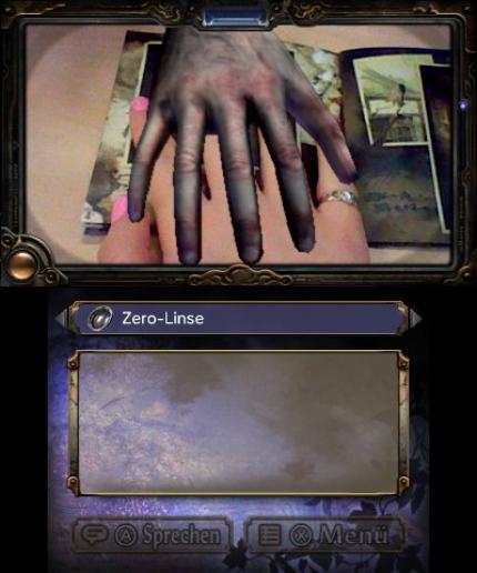 Eine Hand greift aus dem Buch nach der unsrigen