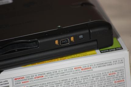 Der 3DS XL nutzt denselben Stromanschlusswie der 3DS, DSi und DSi XL. Ein Netzkabel liegt NICHT bei!