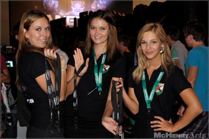 Messebabes sind nicht zum angrapschen da! Wer es trotzdem macht, riskiert eine Anzeige und outet sich als richtiges Arschloch. Nicht cool!
