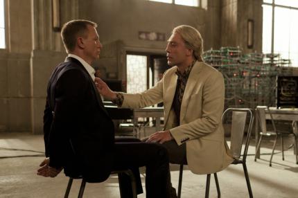 Bond und Silva in einer homosexuell gefärbten Szene: Bonds Frage, wie Silva auf die Idee komme er wäre sein erster Mann, sorgt unter Fans für Aufsehen