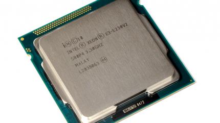 Der direkte Vorgänger unseres Xeon E3-1230 v3 für den Sockel 1150 war der Xeon E3-1230 v2 für den Sockel 1155.