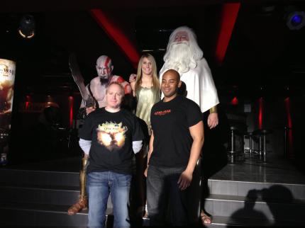 Die Entwickler Jason McDonald (unten rechts) und Mark Simon (unten links) mit Kratos-Schauspielern.