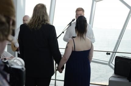 Dieses glückliche Paar heiratet nach 13 Jahren Beziehung auf dem Fanfest: 'Eigentlich sind wir keine Spieler, nicht mehr seit wir eine Tochter haben. Aber die Atmosphäre hier ist so toll, hier wollten wir verheiratet werden.'