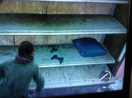 Eine allein herumstehende PlayStation 3 in einem Regal - wer hat die denn dahin gestellt?