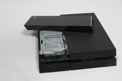 Der Festplattenschacht der Playstation 4 ist leicht zugänglich.