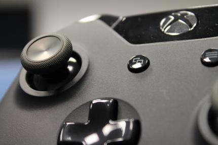 Die Analogsticks der Xbox One bieten nun doch genug Gripfläche.