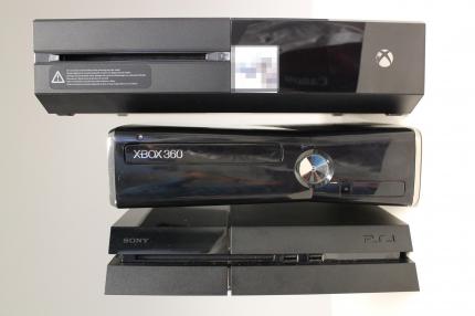 Xbox One, Xbox 360 Slim und Playstation 4 im Größenvergleich: Sonys Gaming-Maschine ist ein echter Zwerg.