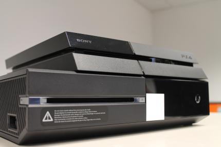 Xbox One und Playstation 4 im Größenvergleich.