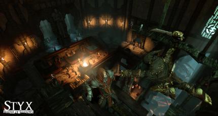 Styx hängt an einem Dachbalken und beobachtet seine Feinde.
