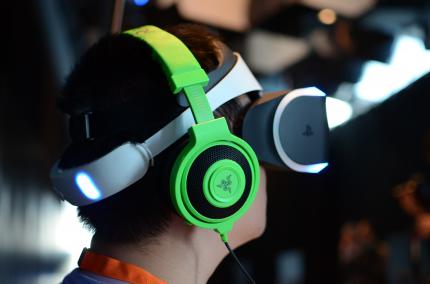 Mit Brille und Playstation Eye Kamera versinkt man schnell im Spiel.