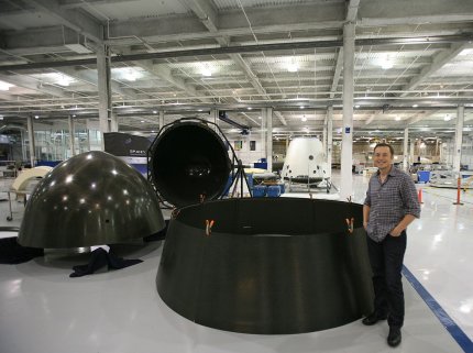 Elon Musk in einer Werkhalle seines SpaceX-Pojektes